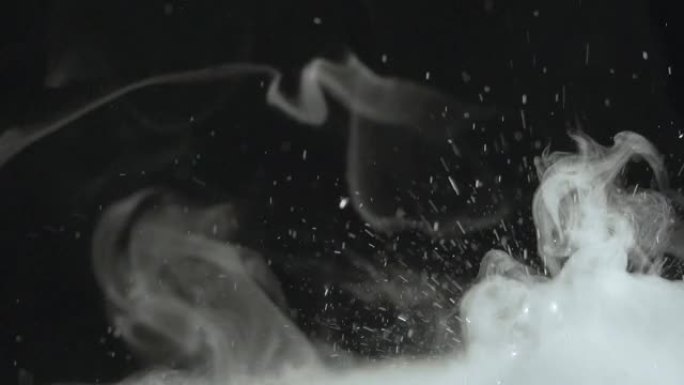 飞溅，飞溅，滴落和飞溅的水与蒸汽close-up.Slow-motion视频，具有循环的能力。旋转，