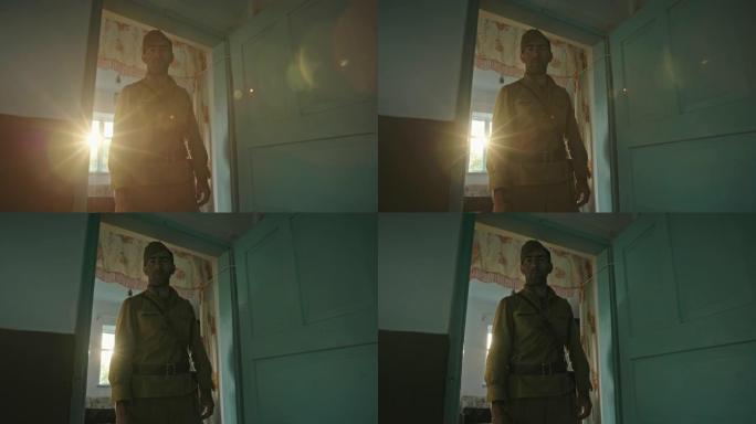 一个二战时期红军的士兵，穿着制服，站在一间旧农舍的门口，忧伤地盯着镜头。明亮的阳光从窗户照进来