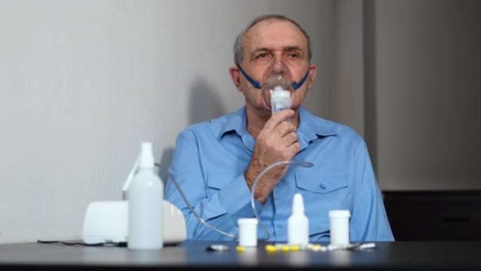患病的老年男性使用雾化器进行治疗