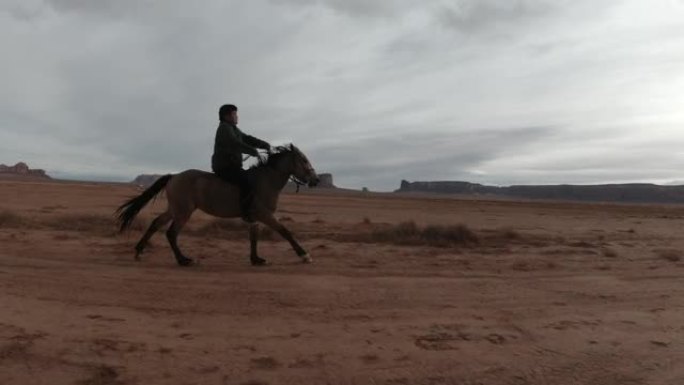 年轻的纳瓦霍少年骑马