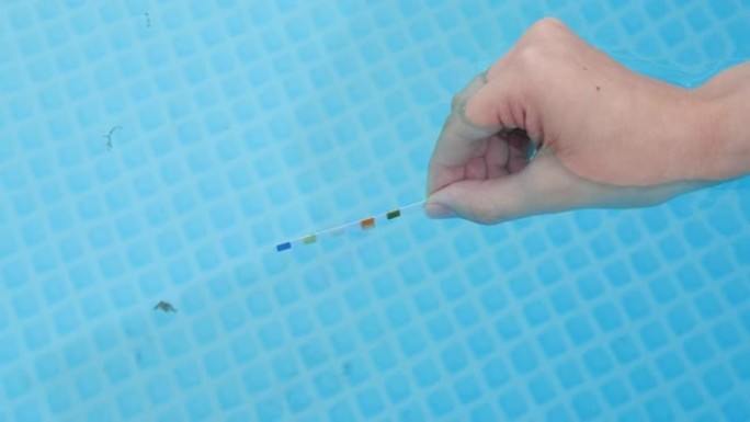 分析夏季游泳池中水的ph值和氯。用试纸检查水质，比较结果