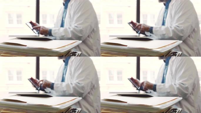 男医生用数位板检讨病人检验结果