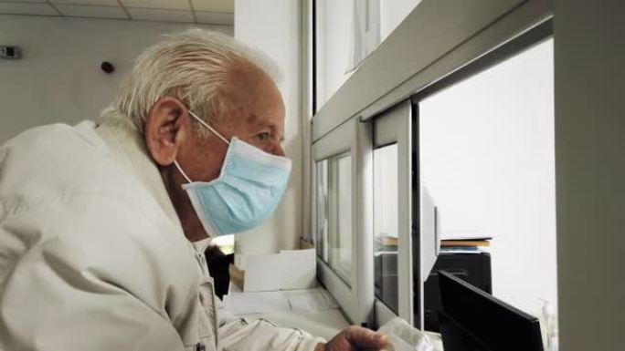 科罗纳感染口罩的患者在急诊医院的接待处与护士交谈