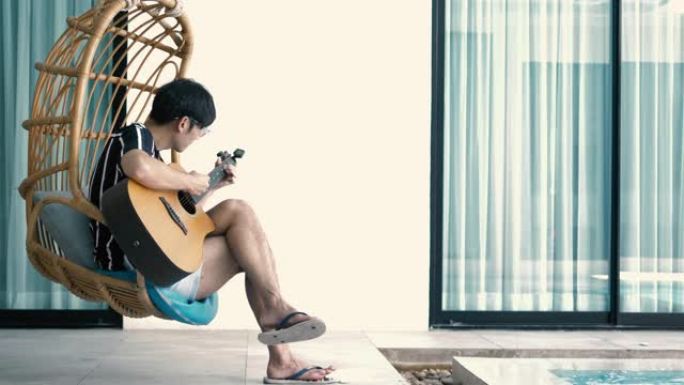 年轻人在家弹吉他