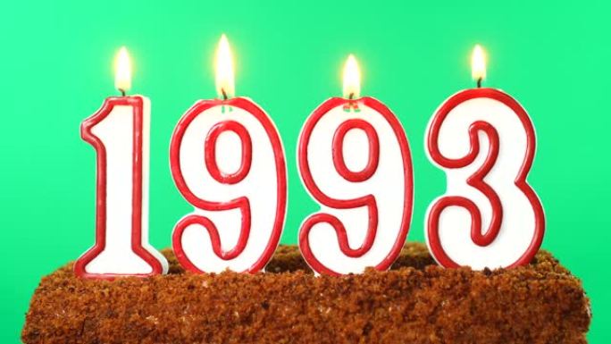 蛋糕与数字1993点燃的蜡烛。上个世纪的日期。色度键。绿屏。隔离