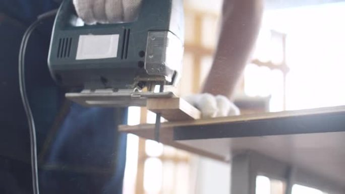 木匠使用拼图切割机切割木材，特写镜头