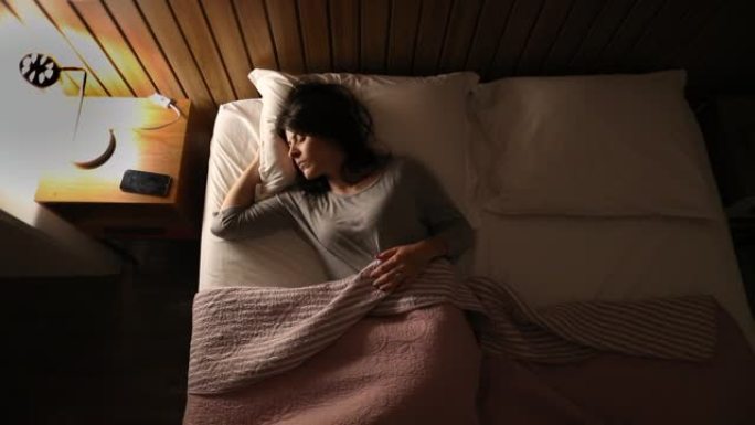 患有失眠的女人半夜躺在床上