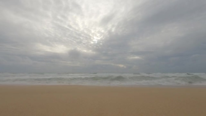汹涌的海水和暴风雨的海浪撞击着异国情调的金色沙滩