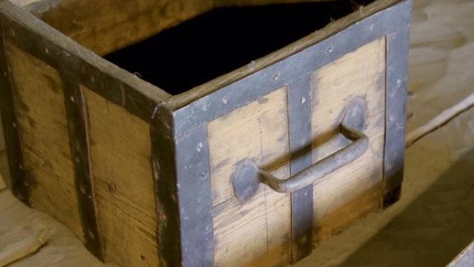 爱沙尼亚桌子顶部的小木制抽屉盒