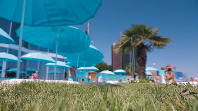在蓝天下，用绿松石雨伞的豪华度假酒店的景色