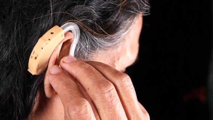 助听器概念，一种有听力问题的老年女性。