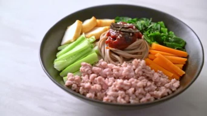 韩国辣冷面-bibim makguksu或bibim guksu-韩国美食风格