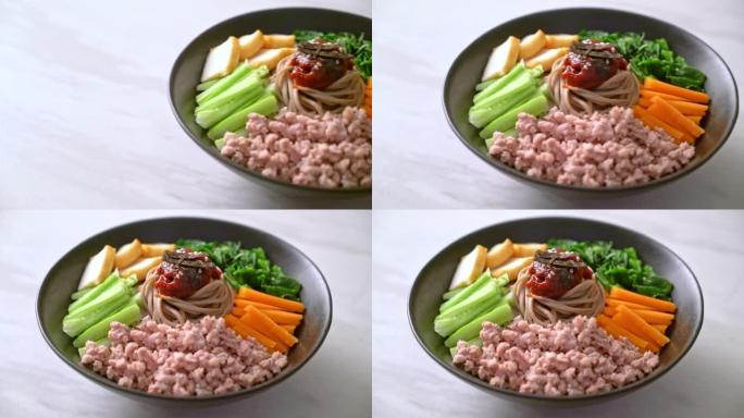 韩国辣冷面-bibim makguksu或bibim guksu-韩国美食风格