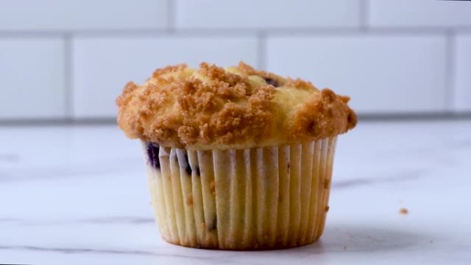 厨房柜台上的蓝莓松饼