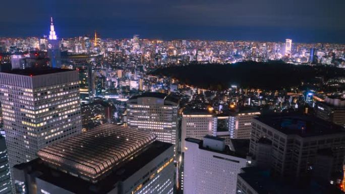 新宿的夜景衬砌着摩天大楼