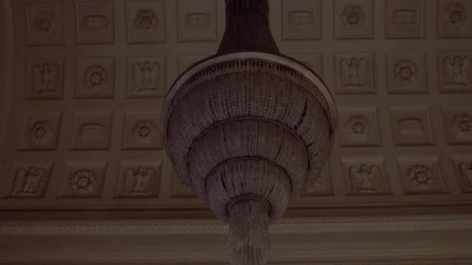 米兰中央车站房间里古老的吊灯