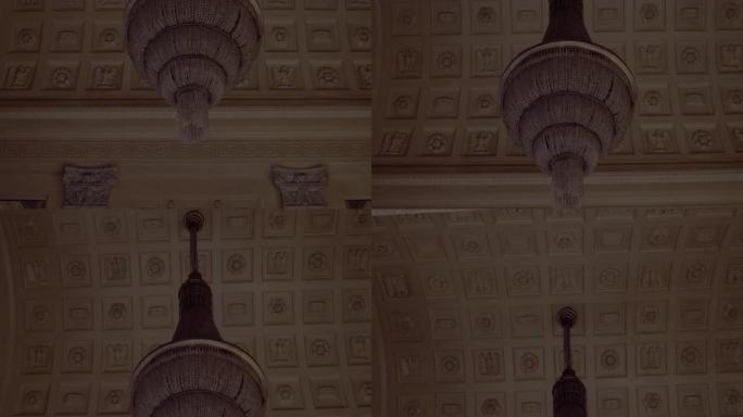 米兰中央车站房间里古老的吊灯
