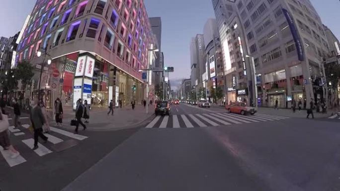 POV在城市里骑自行车。黄昏时骑自行车穿过银座。日本东京。交付服务的概念。时间流逝。动作相机拍摄。