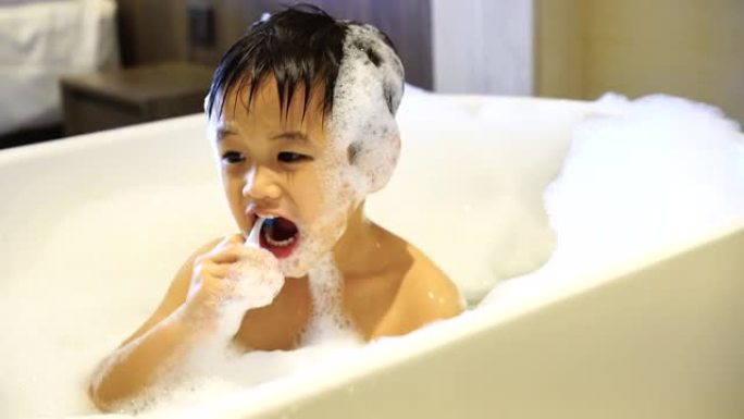 亚洲孩子在浴缸里玩得开心。健康和幸福的概念
