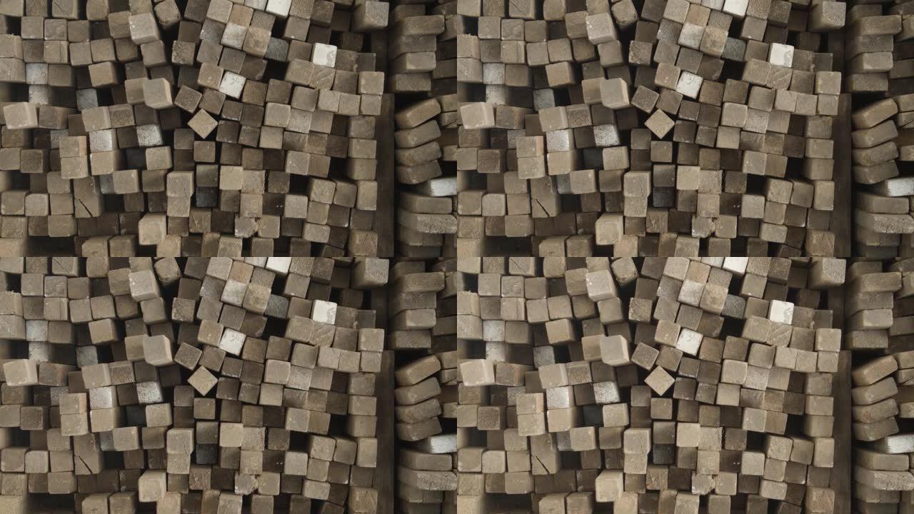 木板堆叠并排列在细木工框架中。