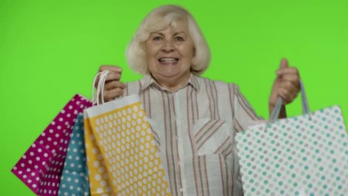 高年级奶奶养购物袋，庆祝，满意购买，打折。色度键
