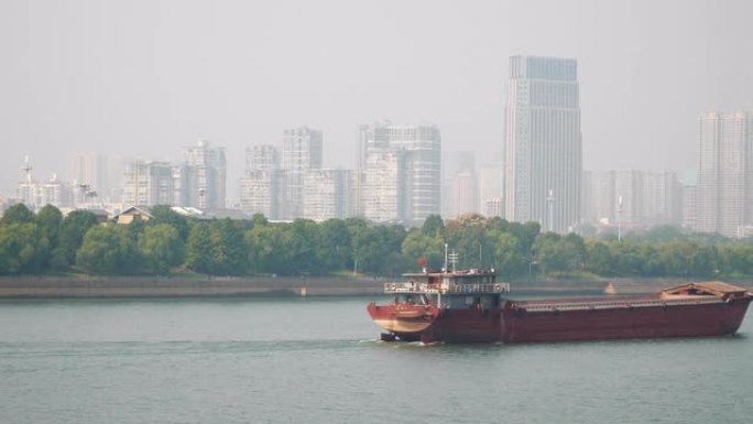 阳光烟雾长沙市河船交通慢动作全景4k中国