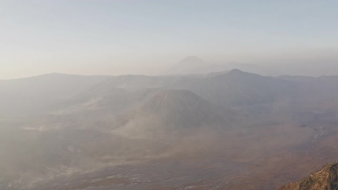 腾格里·卡尔德 (Tengger Calder) 山区景观上的无人机