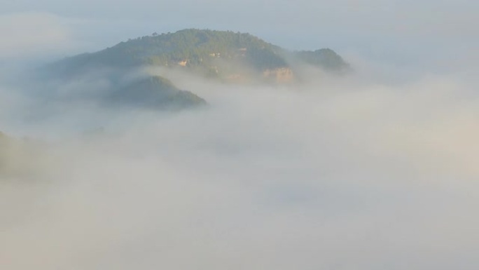 蒙特塞拉特 (Montserrat) 朝北的景色-山谷中的雾天