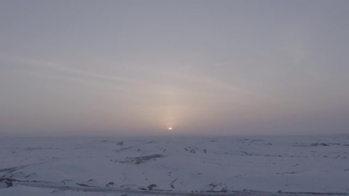 驾车穿越冰雪覆盖的沙漠中国无人区