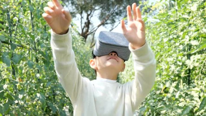 玩VR设备的男孩玩VR设备