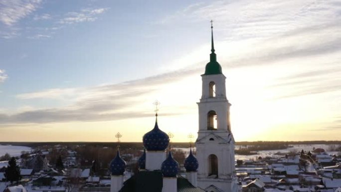 冬季日落时带钟楼的俄罗斯教堂鸟瞰图