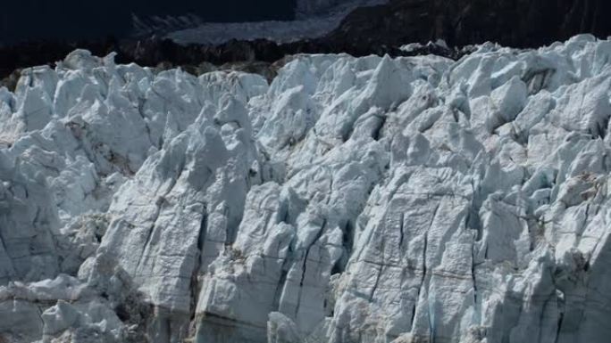 锯齿状的冰峰，在玛格里冰川的顶部形成了独特的纹理。