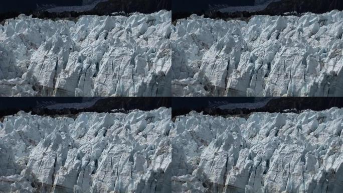 锯齿状的冰峰，在玛格里冰川的顶部形成了独特的纹理。