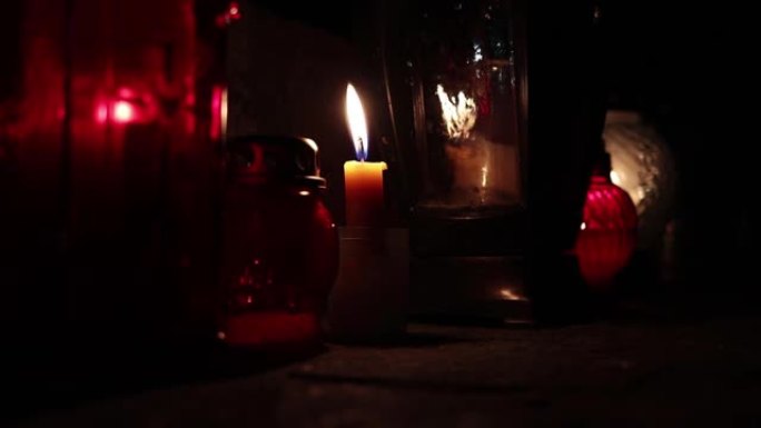 晚上在墓地点燃蜡烛。