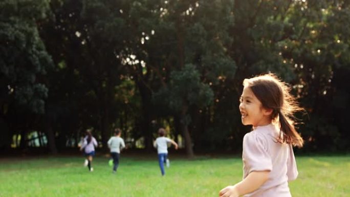 快乐的小女孩在公园里跑步