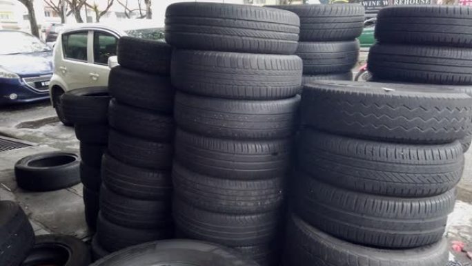 旧的二手车轮胎堆放在维修车库