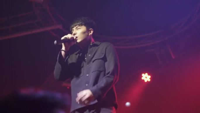 亚洲男子歌手在音乐会上表演。