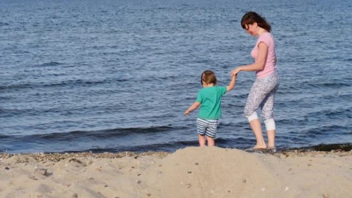 妈妈带着小孩在海边