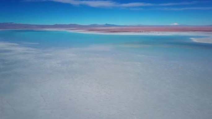 玻利维亚的Uyuni saltflat。玻利维亚高原著名的乌尤尼盐滩覆盖着薄薄的水的鸟瞰图