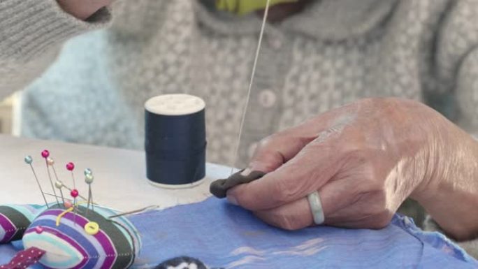 老年妇女针刺工艺品职业疗法治疗阿尔茨海默病