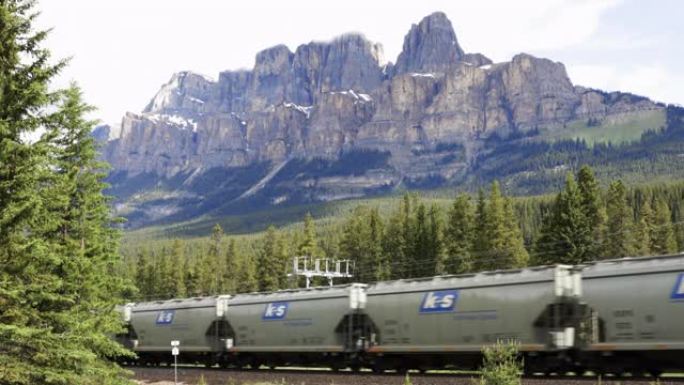 加拿大太平洋铁路长货运列车经过加拿大艾伯塔省班夫国家公园城堡山前