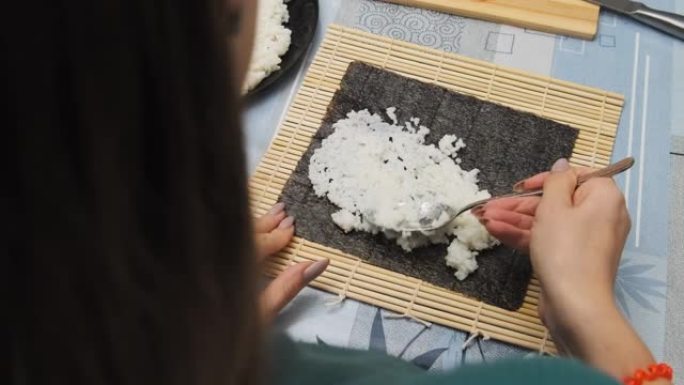 在家庭厨房做寿司。自制寿司卷的制作过程