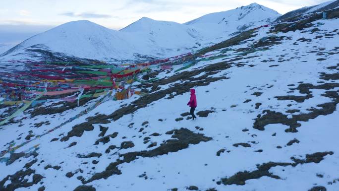 山坡积雪  经幡藏区米拉山口壮观川藏公路