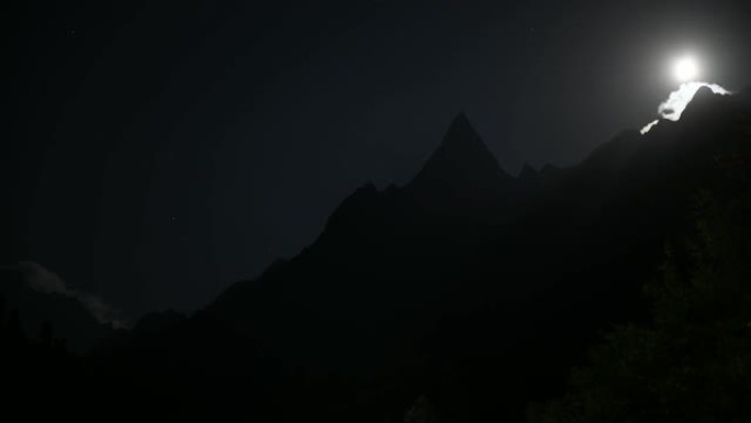 山里的风景。月亮在夜空中的延时视频。