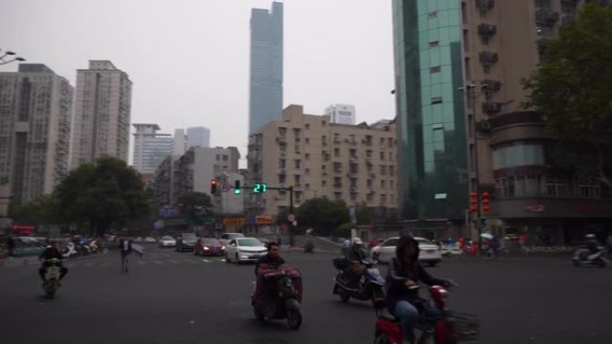 阴天南京城市交通街道十字路口慢动作全景4k中国