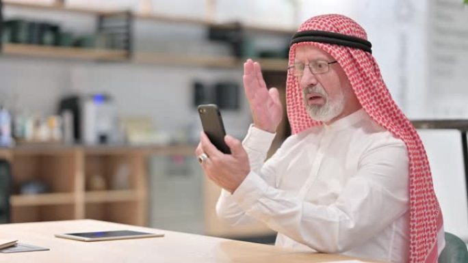 沮丧的阿拉伯老商人对智能手机的损失做出反应