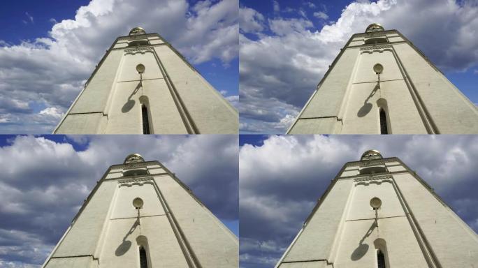 伊凡在飘动的云中看着大钟。俄罗斯莫斯科的克里姆林宫
