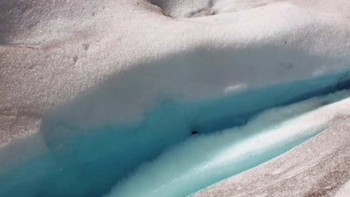 南极洲冰山和冰川中的纯净透明的蓝色水。