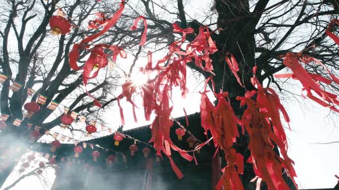 花果山景区寺庙里的许愿红飘带