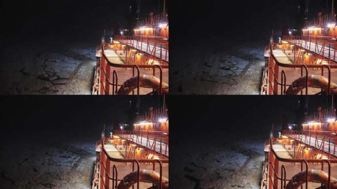 夜间在核破冰船甲板上的景色。降雪